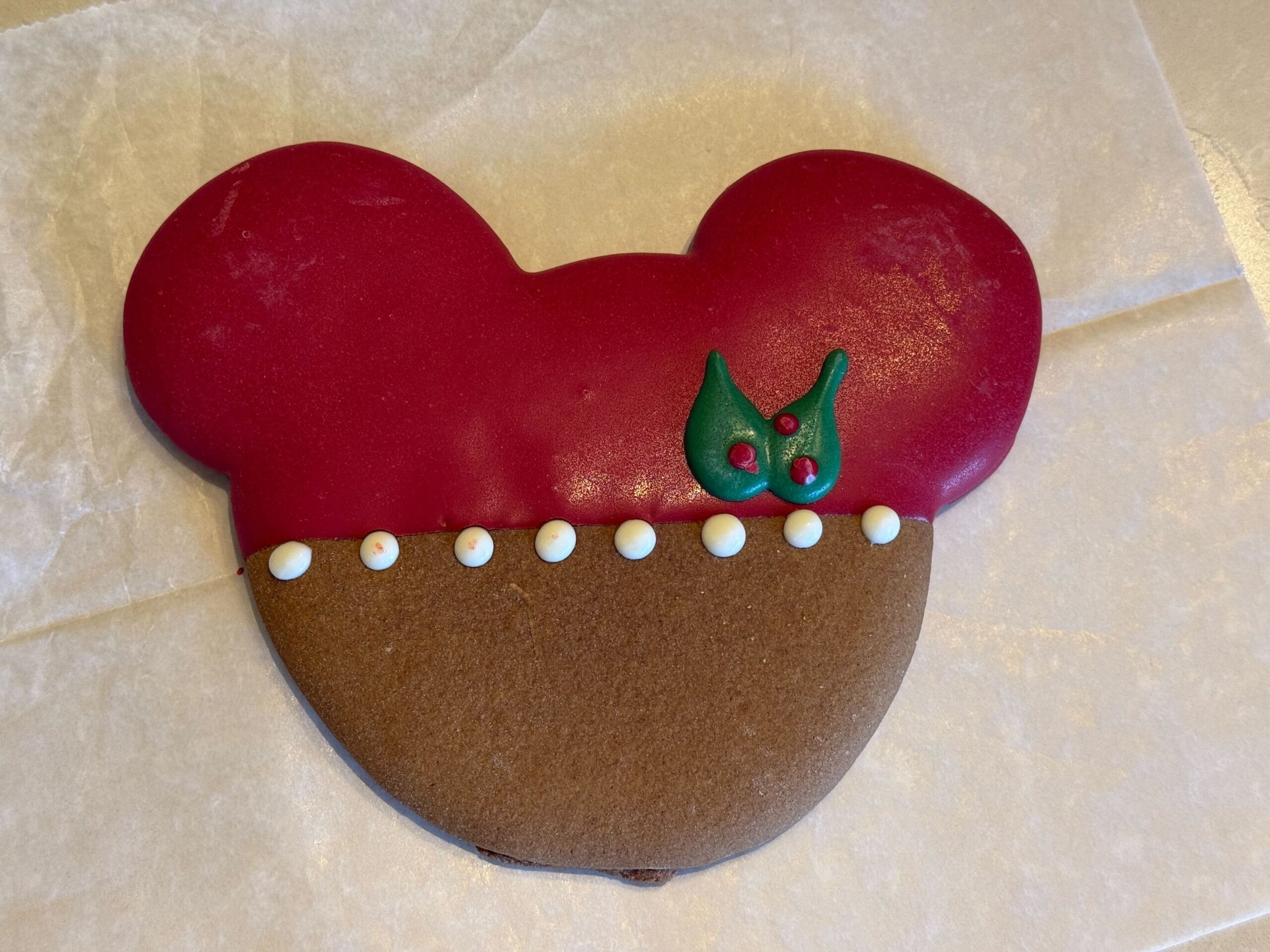 Confectionery locations at Disneyland Resort now have holiday-themed cupcakes and cookies available.