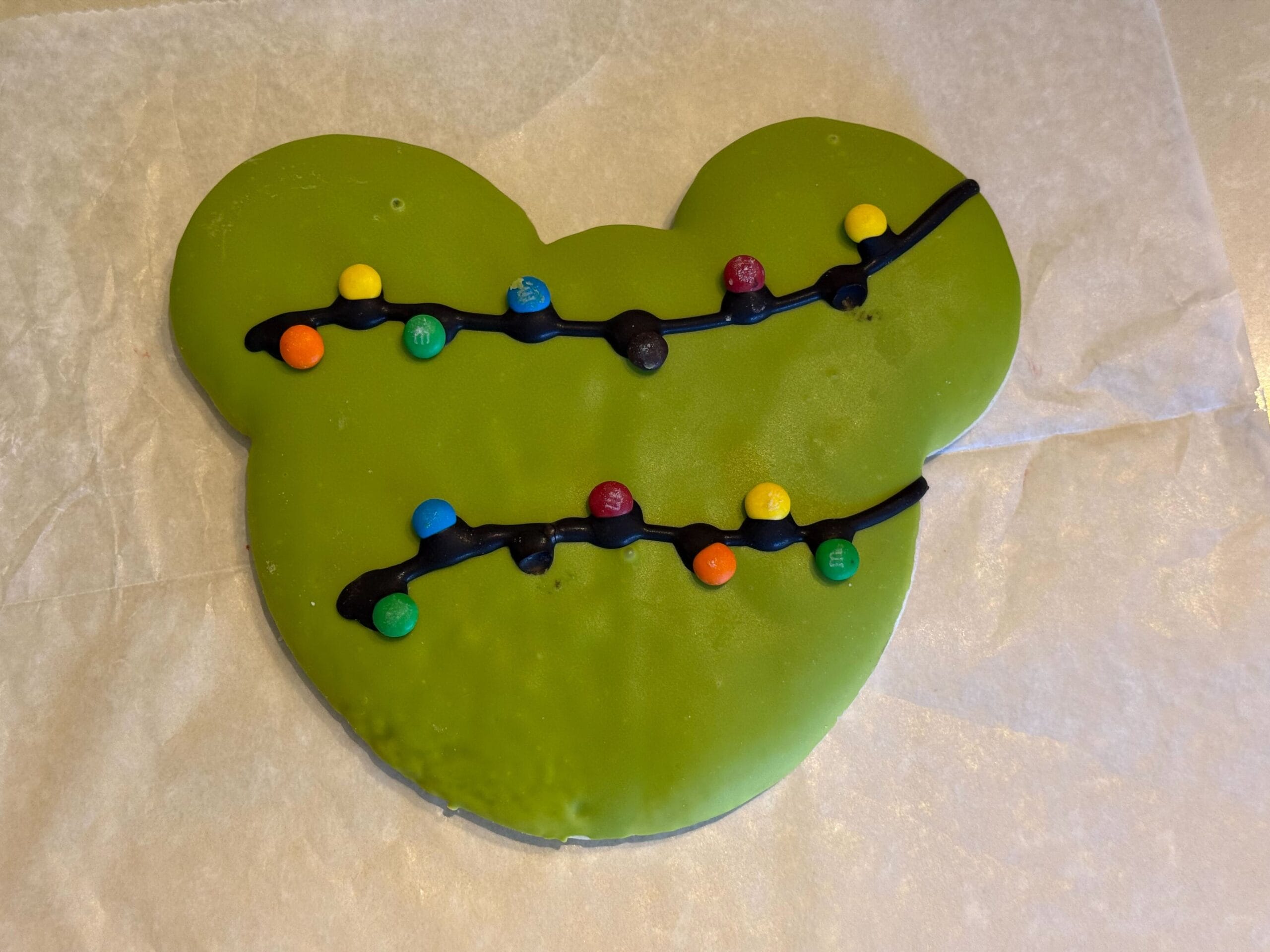 Confectionery locations at Disneyland Resort now have holiday-themed cupcakes and cookies available.