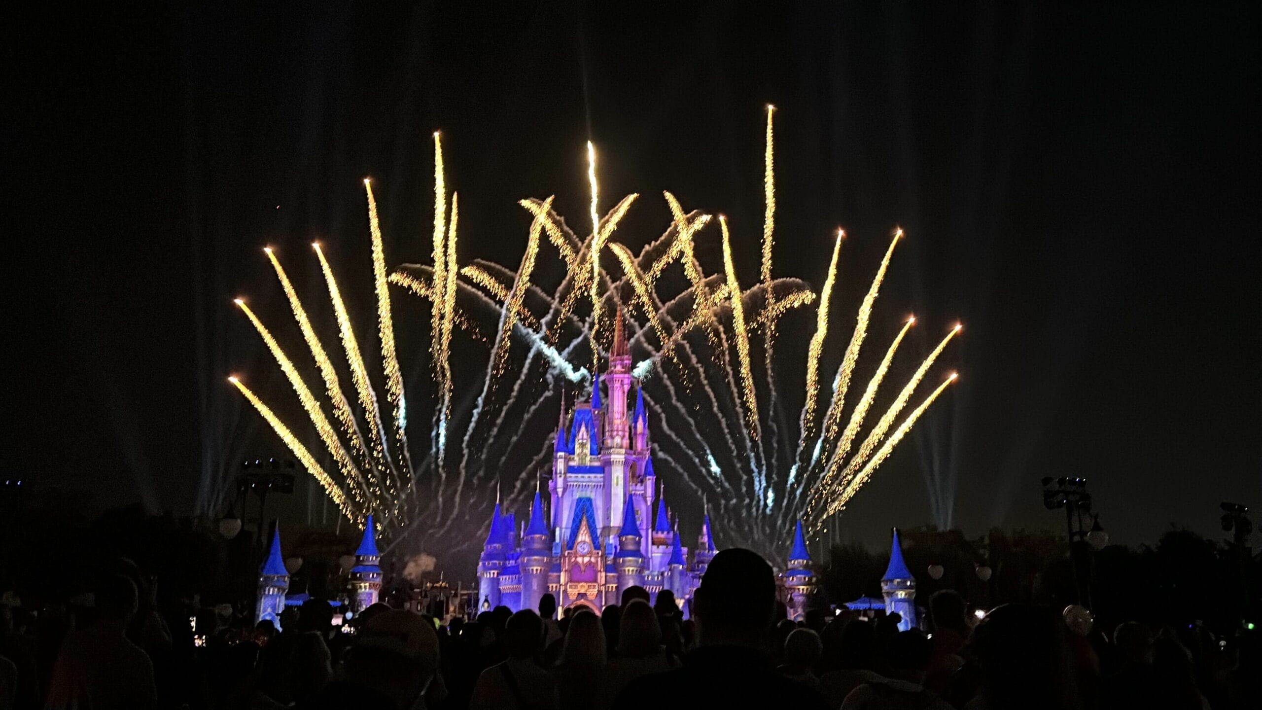 Minnie's Wonderful Christmastime Fireworks at Mickey's Very Merry Christmas Party 2025