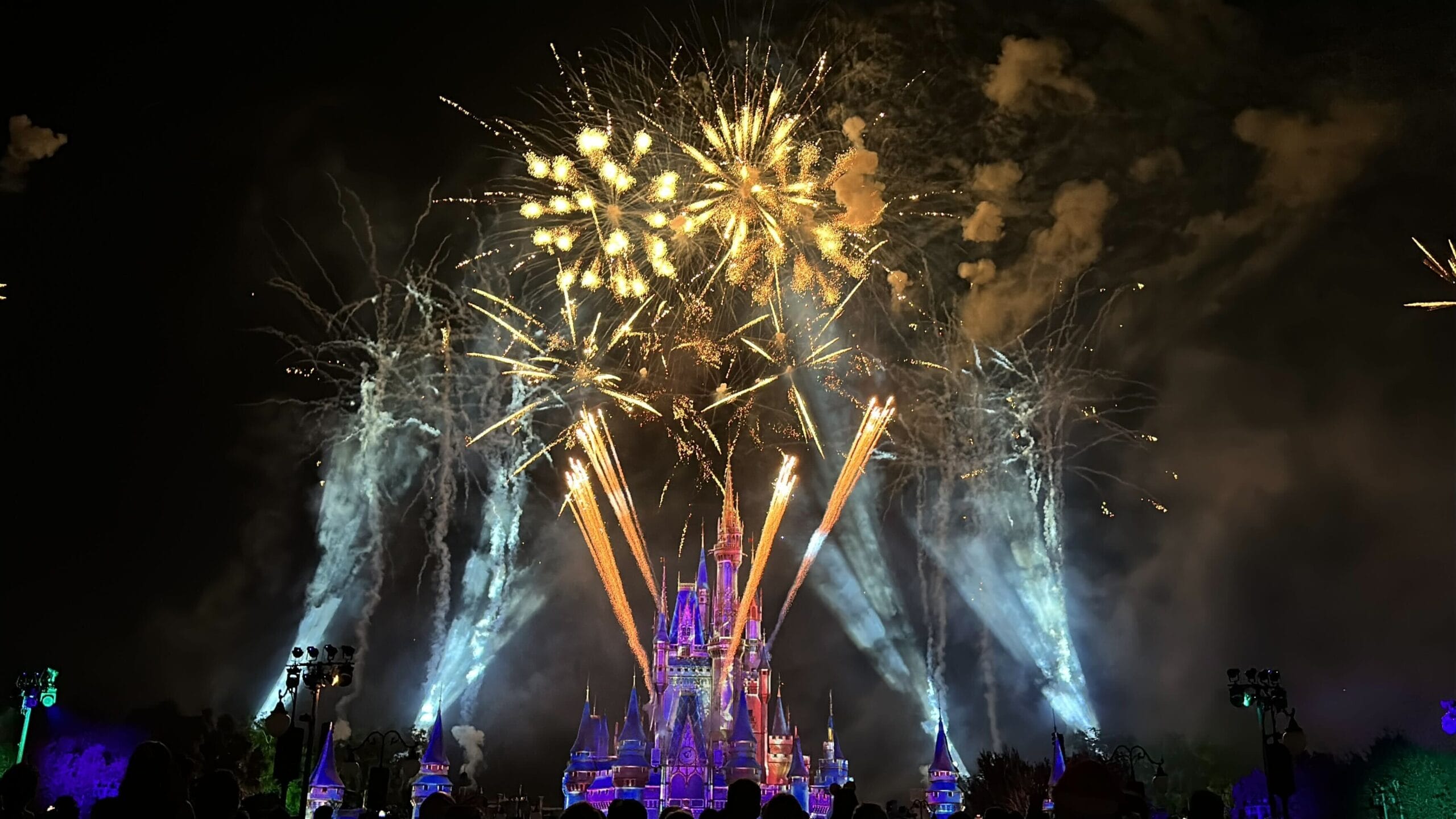 Minnie's Wonderful Christmastime Fireworks at Mickey's Very Merry Christmas Party 2025