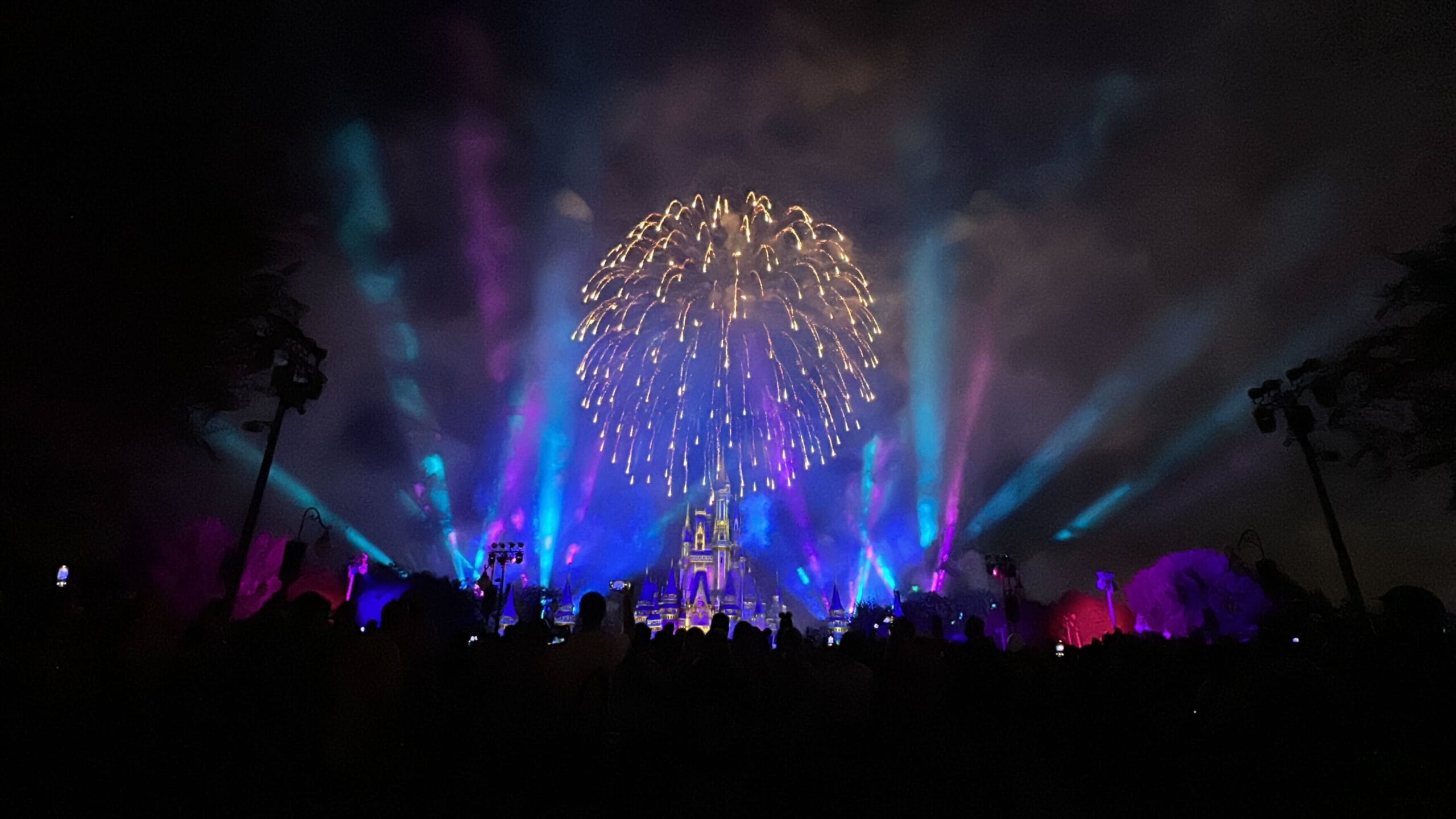 Minnie's Wonderful Christmastime Fireworks at Mickey's Very Merry Christmas Party 2025