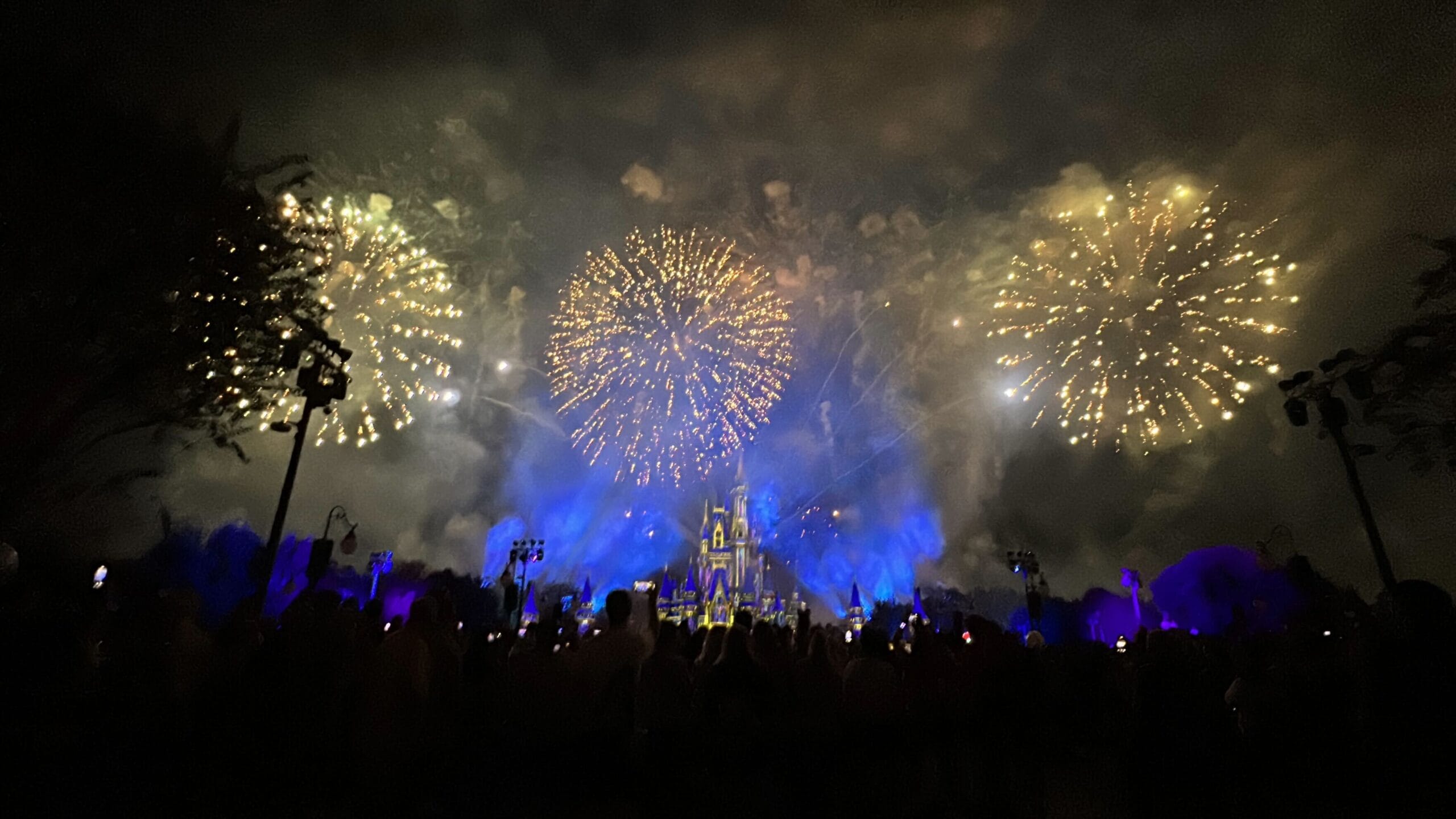 Minnie's Wonderful Christmastime Fireworks at Mickey's Very Merry Christmas Party 2025
