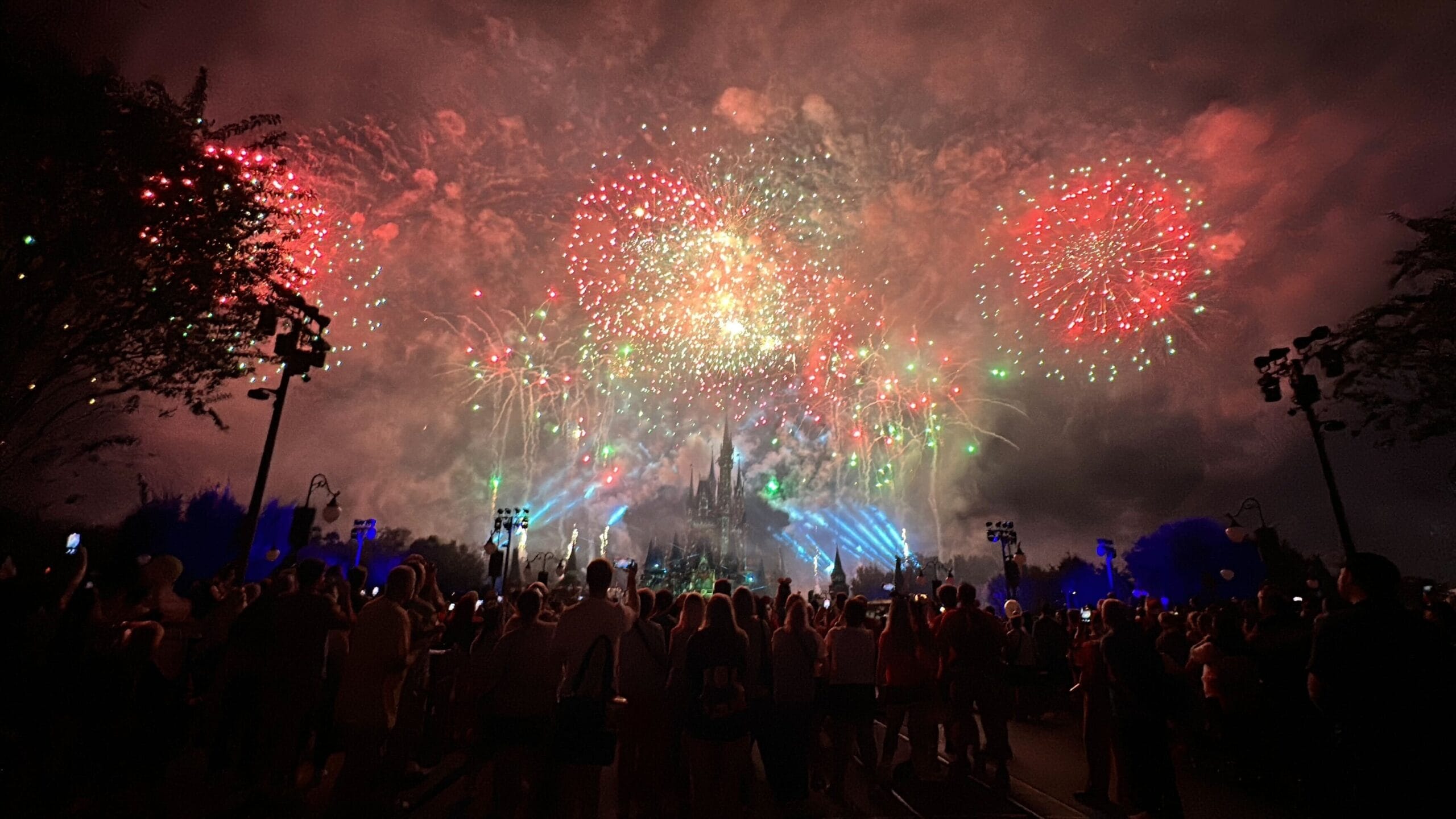 Minnie's Wonderful Christmastime Fireworks at Mickey's Very Merry Christmas Party 2025