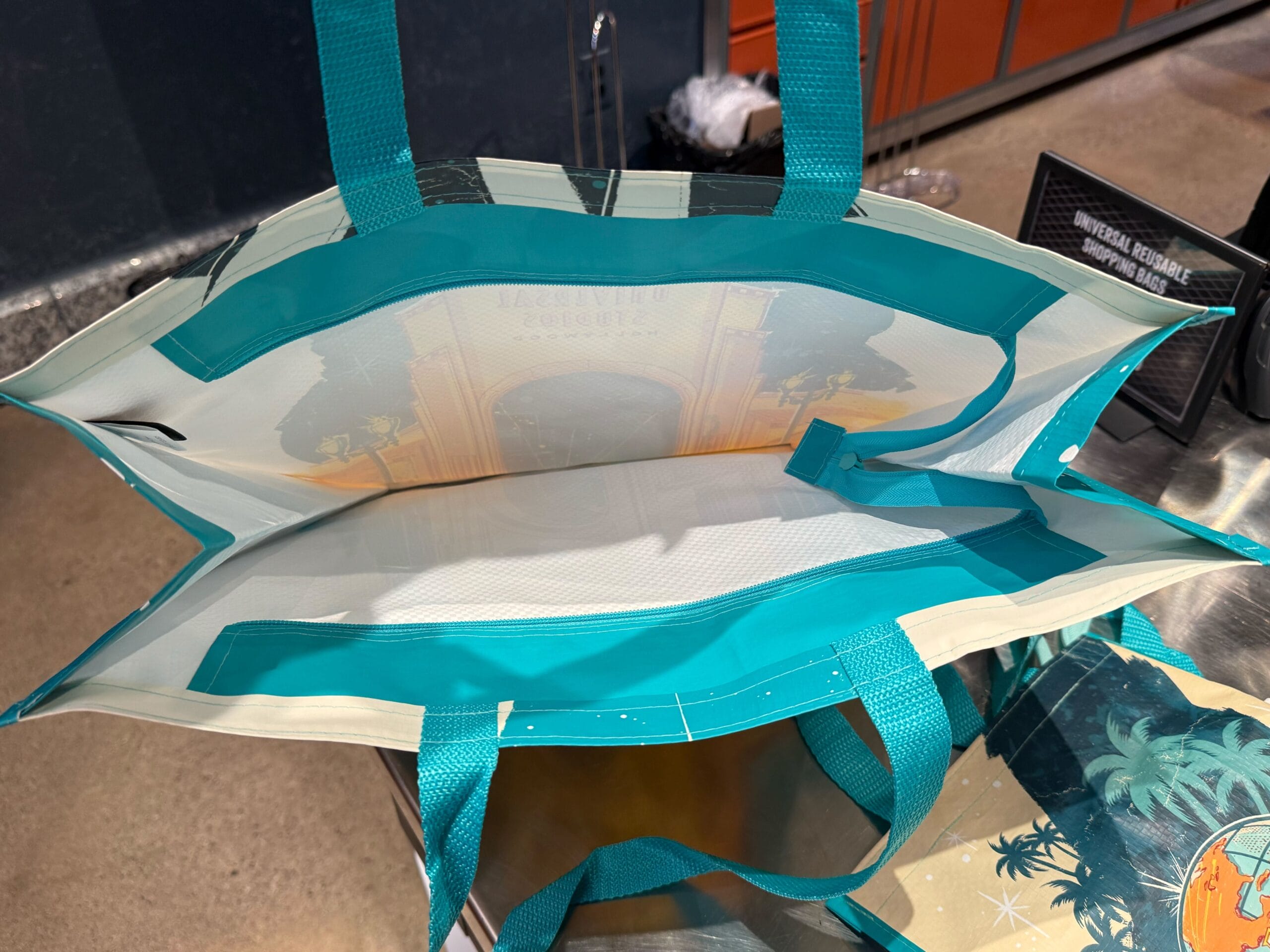 the inside of the universal regular shopping bag