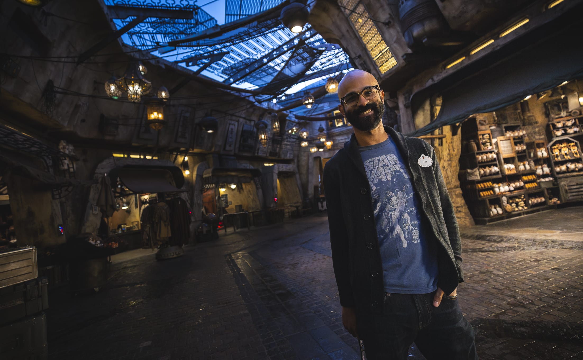 Imagineer Asa Kalama在Star Wars: Galaxy’s Edge展示Meta Ray-Ban眼镜