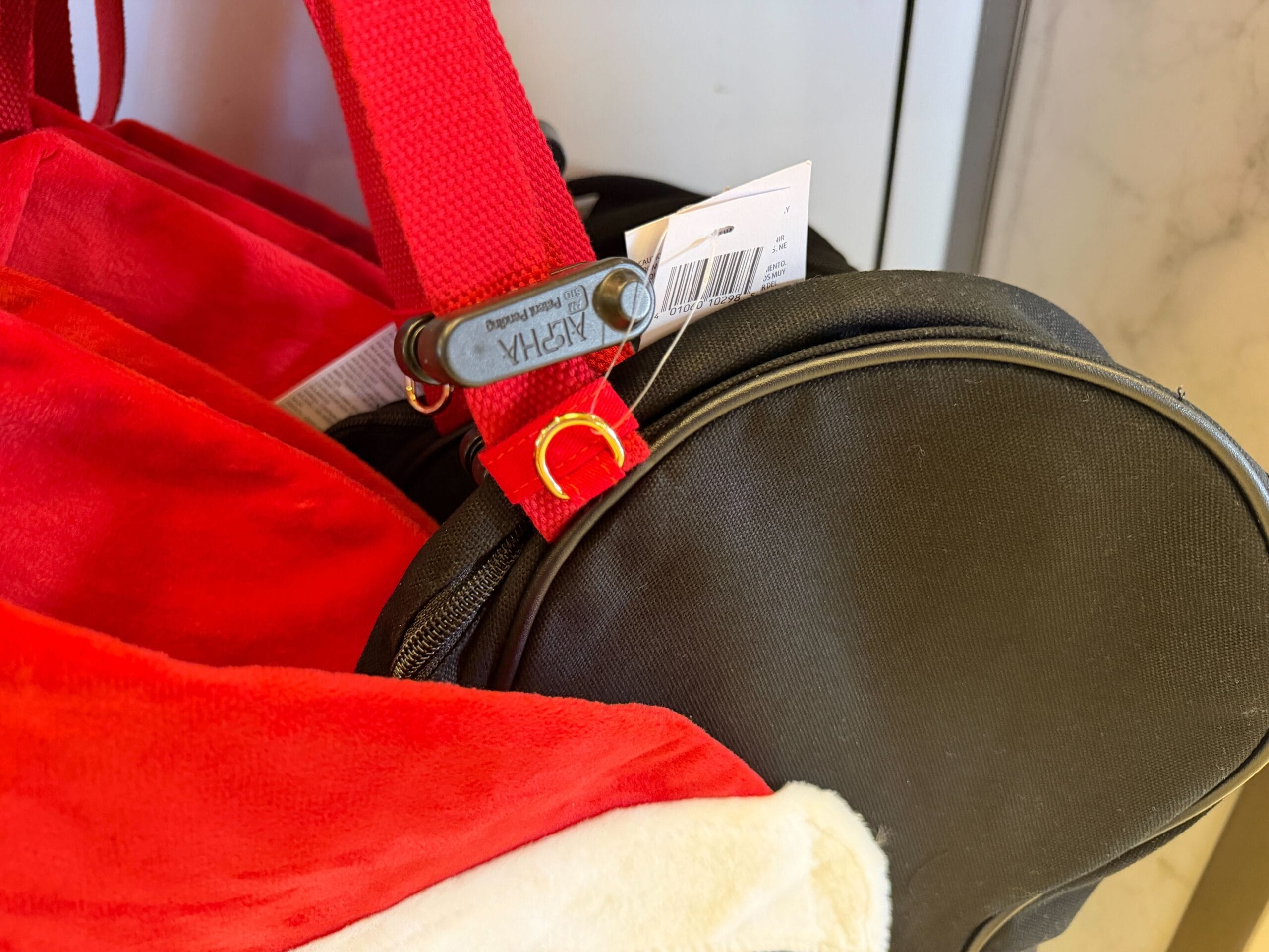 the connection to the shoulder strap of the holiday mickey mouse tote bag