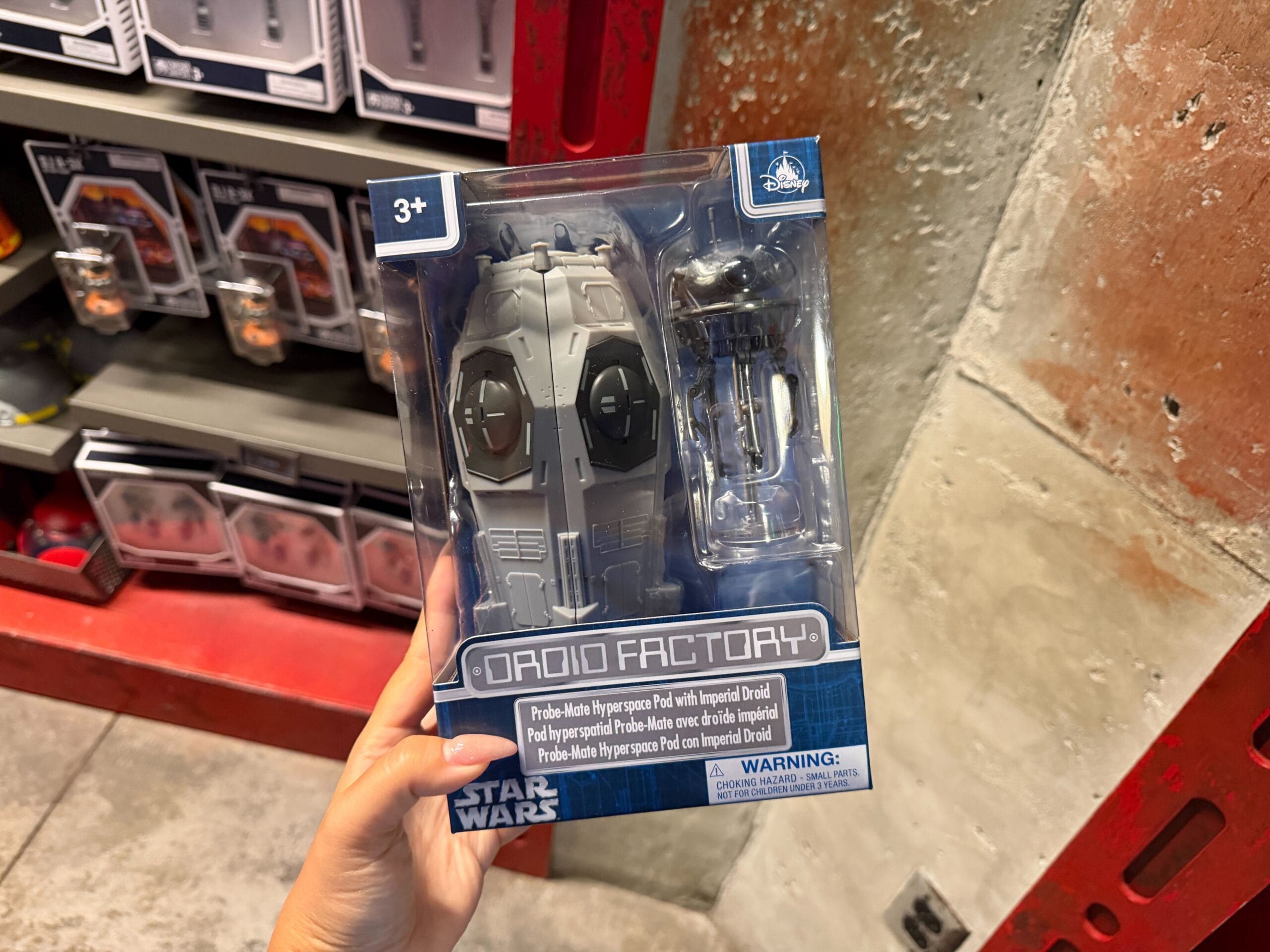 This Droid Factory set includes a mini version of the Imperial probe droid from Star Wars: The Empire Strikes Back. The droid comes with its hyperspace pod and a transparent display stand.